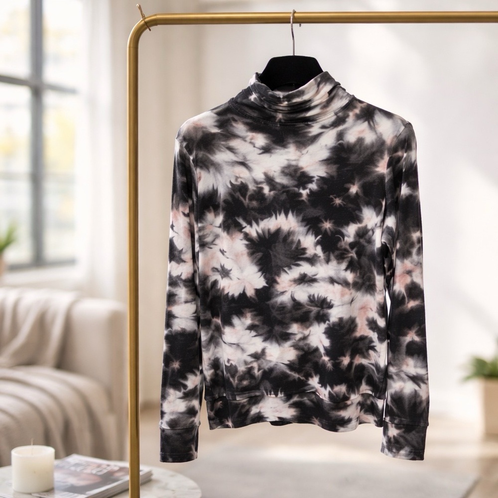 Roxy Funnel Neck Marbled Fleece Pullover
Size medium  snowboard, ski, athletic